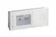 Weißer Raumthermostat von Danfoss mit digitalem Display, Uhrzeit und Temperaturanzeige, sowie Bedienelementen für Programmierung und Einstellungen.